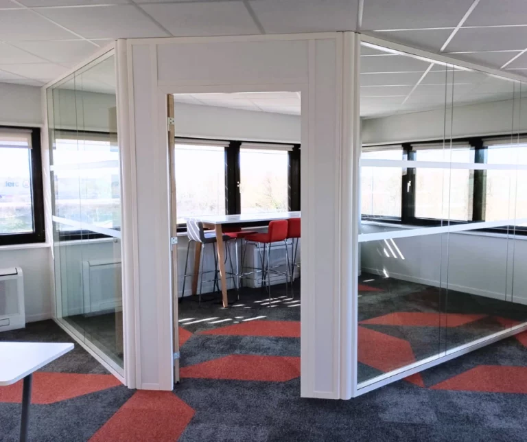 pose de faux plafonds à Niort rénovation bureau cloison modulaire